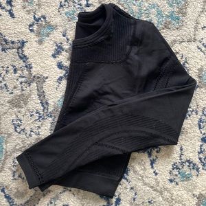 Long sleeve cropped athletic top